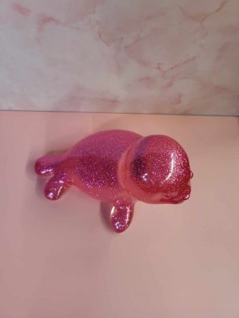 Décoration phoque rose à paillettes.