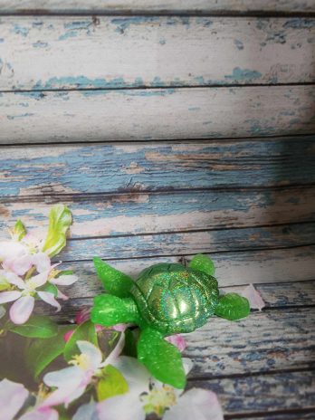 Tortue de mer verte et carapace verte à paillettes.