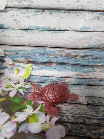 Tortue de mer rose à paillettes.