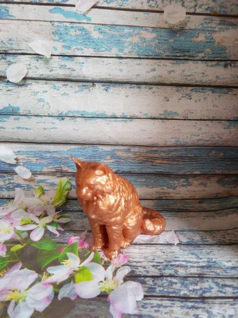 Chat maincoon en résine époxy brun clair.