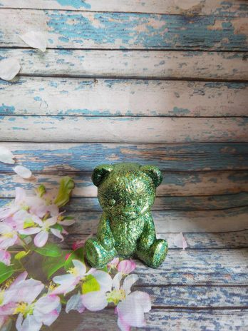 Ourson en résine époxy vert à paillettes.