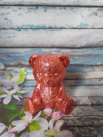 Ourson en résine époxy framboise avec paillettes.