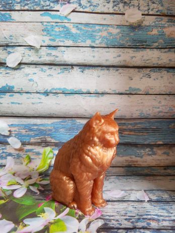 Chat maincoon en résine époxy brun clair.