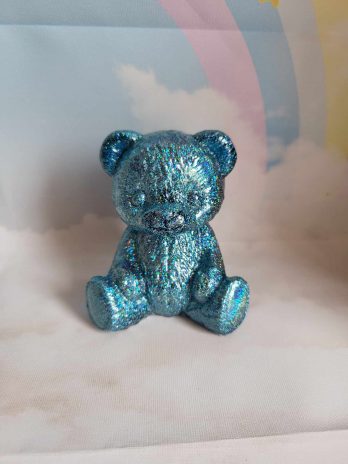 Ourson en résine époxy bleu à paillettes.