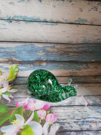 Escargot transparent feuilles vertes.