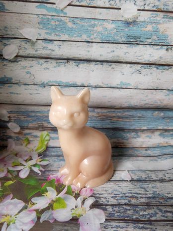 Chat en résine époxy crème et blanc.