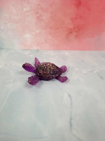 Tortue de mer paillette violette.