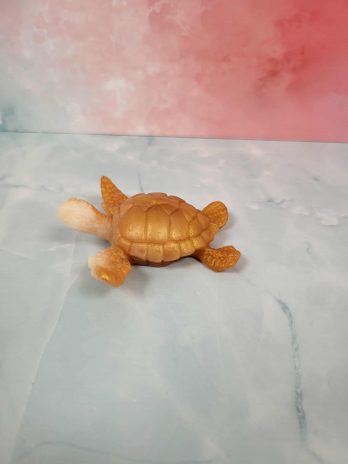 Tortue de mer blanc et or.