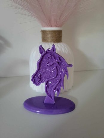 Tête de cheval effet diamant violet.