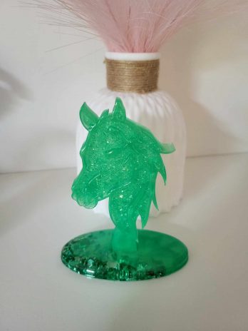 Tête de cheval effet diamant vert.