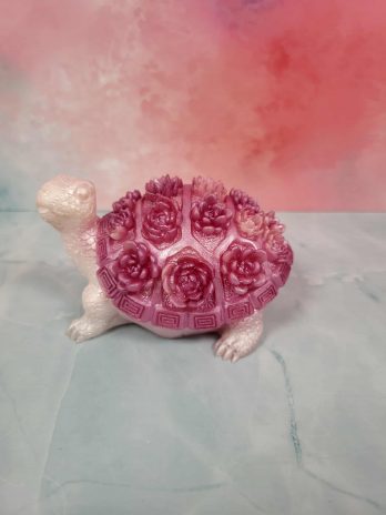 Tortue carapace fleuri rose.