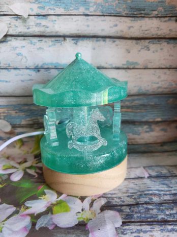 Vielleuse carrousel vert avec paillettes.