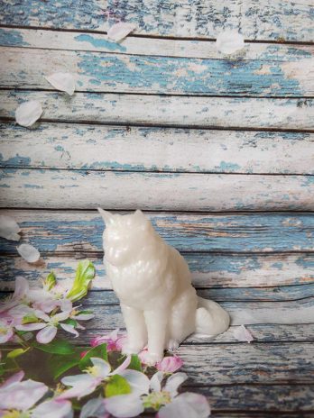 Chat maincoon en résine époxy blanc avec paillettes.