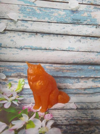 Chat maincoon en résine époxy orange.