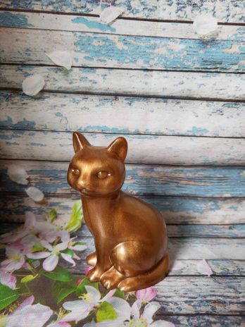 Chat en résine époxy brun.