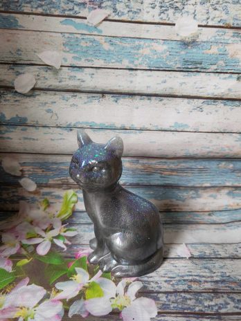 Chat en résine époxy gris avec paillettes.