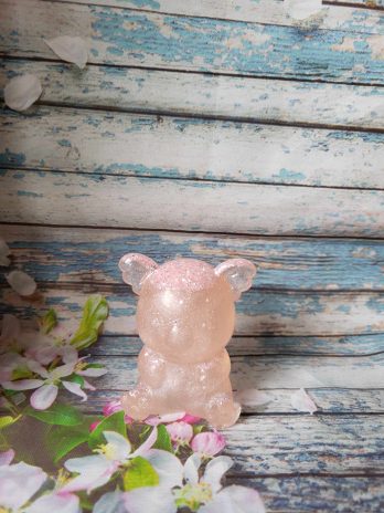 Koala en résine époxy rose à paillettes.