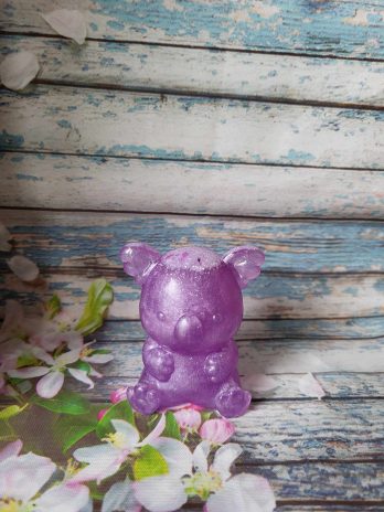Koala en résine époxy violet à paillettes.