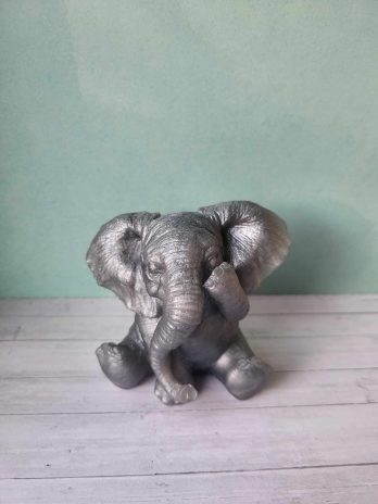 Éléphant de décoration gris.