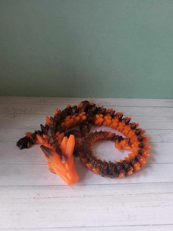 Décoration dragon enroulé.