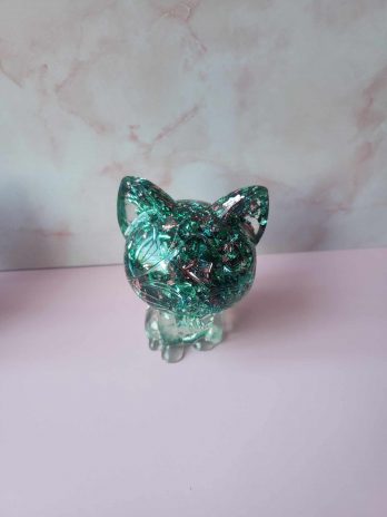 Chat en résine époxy feuilles vert et rose.