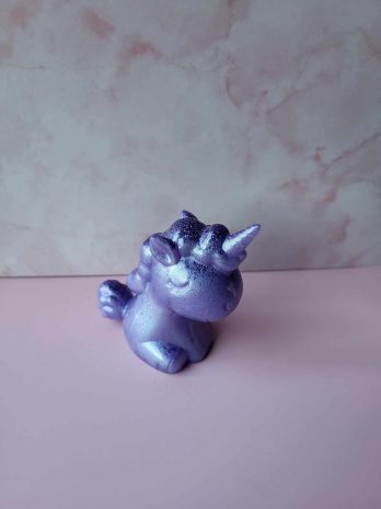 Licorne en résine époxy violet avec paillettes.