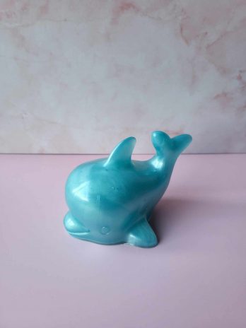 Dauphin en résine époxy bleu.