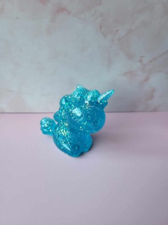 Licorne en résine époxy bleu avec paillettes.