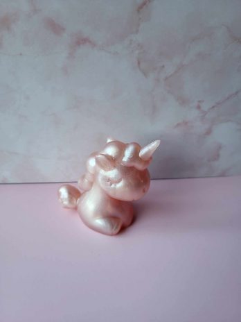 Licorne en résine époxy rose.
