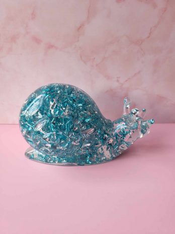 Gros escargot transparent feuilles bleu et argent.