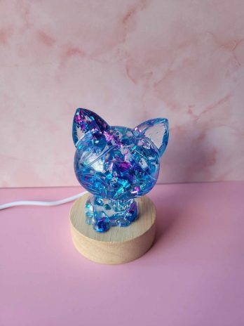 Vielleuse chat feuilles turquoise, bleu et violet.