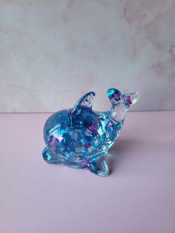 Dauphin en résine époxy feuilles bleu, turquoise et violet.