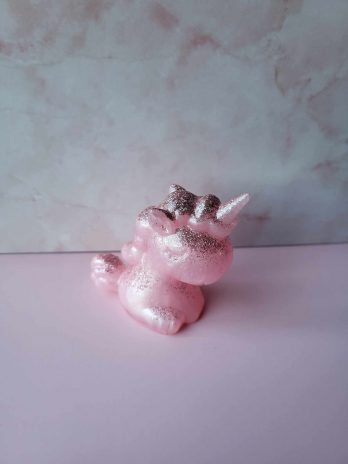 Licorne en résine époxy rose avec paillettes.