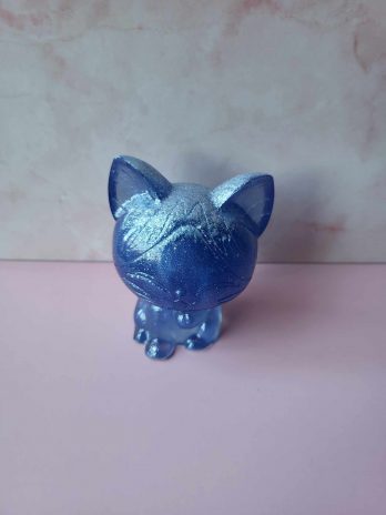 Chat en résine époxy violet avec paillettes.