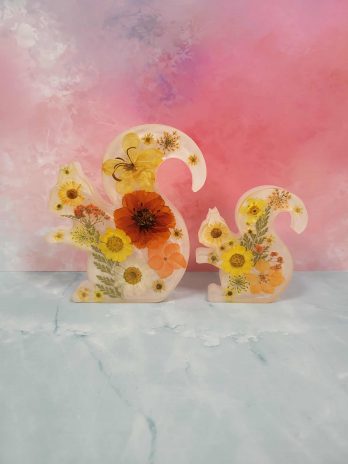 Écureuil et son petit fleuri