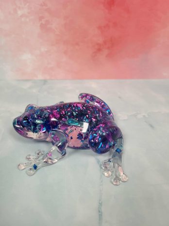 Grenouille transparente, violette et bleu.