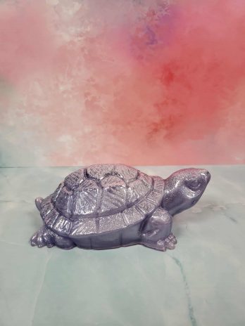 Grosse tortue de terre violette à paillettes.