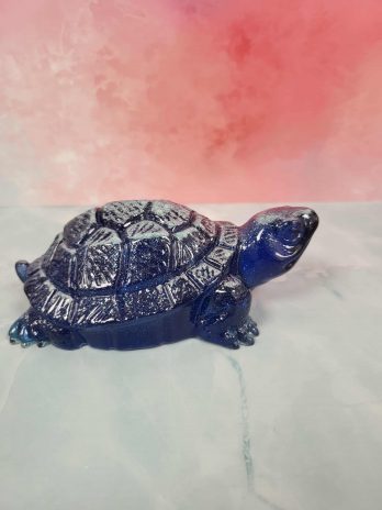 Grosse tortue de terre bleu à paillettes.