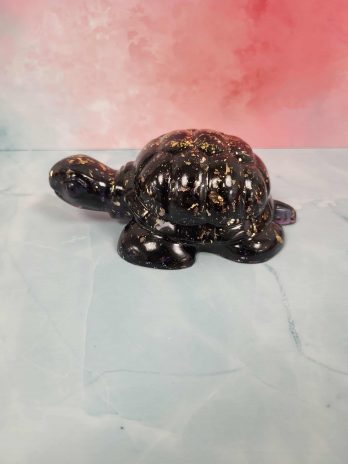 Grosse tortue noir et or.