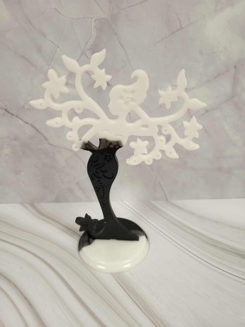 Support à bijoux en résine époxy.