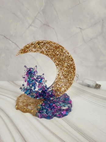 Décoration lune chat or, bleu et violet à paillettes.