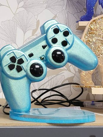 Manette bleu turquoise lumineuse led en résine époxy.